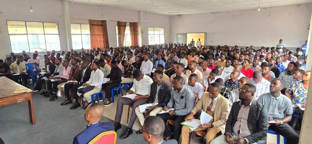 Participants attentifs en formation